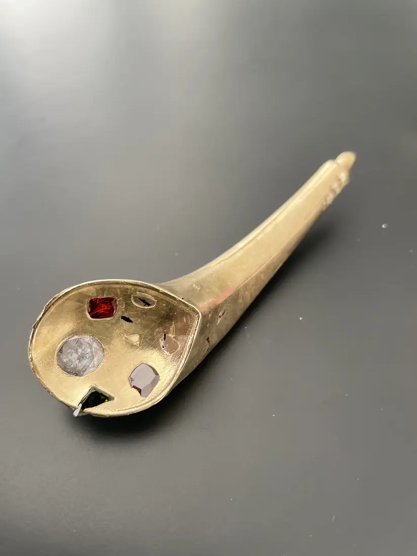 Prototipo in ottone dorato con pietre di prova: verifica di incastro e proporzione.