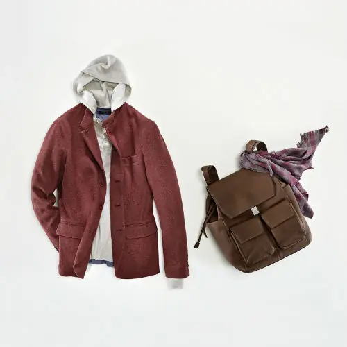 Zaino in cervo con due tasche a soffietto, in contesto di collezione.
